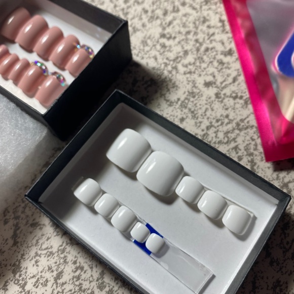 Pink press on nail set - Picture 3 of 4